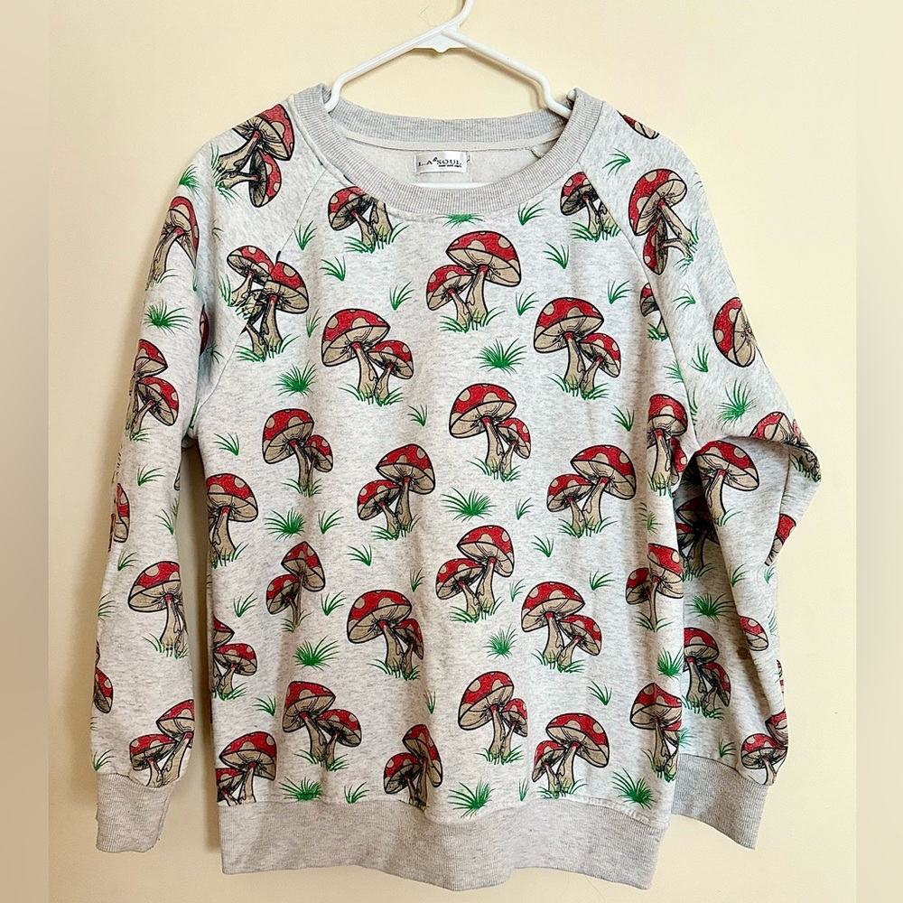 🍄🌿 L.A. Soul Gray Sweatshirt with Red Mushroom Design 🍄🍂